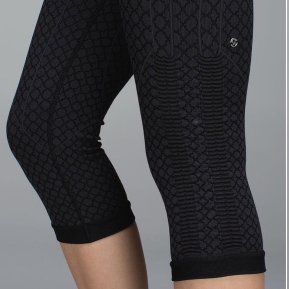 Lululemon In The Flow Crop Leggings in Black Grey - Picture 3 of 12